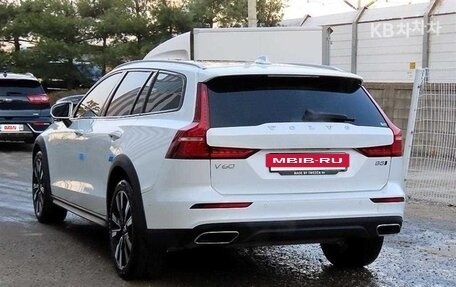 Volvo V60 Cross Country II, 2022 год, 4 585 000 рублей, 3 фотография