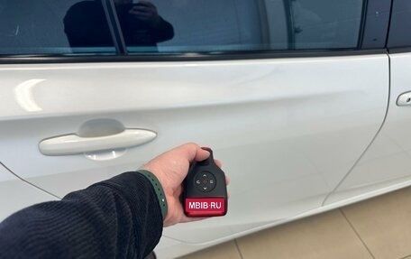 Toyota Prius IV XW50, 2019 год, 2 199 900 рублей, 26 фотография