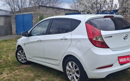 Hyundai Solaris II рестайлинг, 2015 год, 1 000 000 рублей, 2 фотография