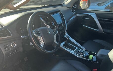 Mitsubishi Pajero Sport III рестайлинг, 2017 год, 3 450 000 рублей, 3 фотография