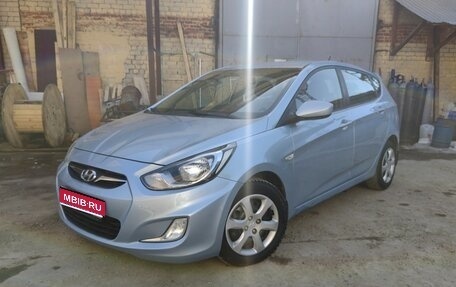 Hyundai Solaris II рестайлинг, 2011 год, 830 000 рублей, 1 фотография