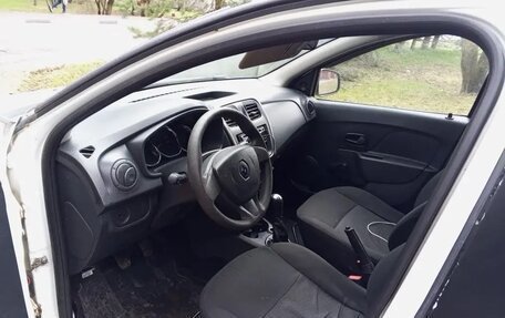 Renault Logan II, 2017 год, 305 000 рублей, 6 фотография