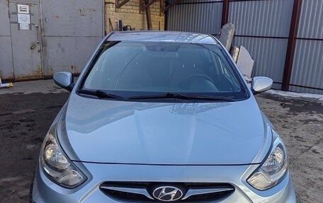 Hyundai Solaris II рестайлинг, 2011 год, 830 000 рублей, 2 фотография