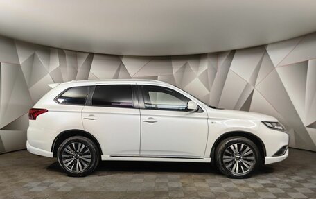 Mitsubishi Outlander III рестайлинг 3, 2022 год, 2 689 000 рублей, 6 фотография