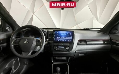 Mitsubishi Outlander III рестайлинг 3, 2022 год, 2 689 000 рублей, 13 фотография