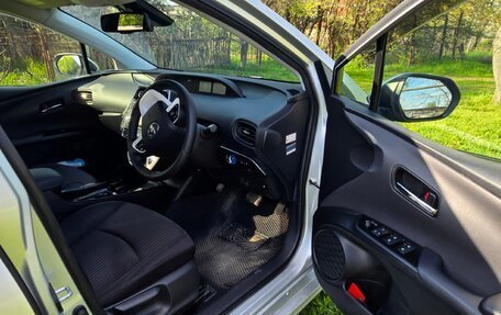 Toyota Prius IV XW50, 2018 год, 1 800 000 рублей, 13 фотография