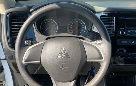 Mitsubishi Outlander III рестайлинг 3, 2015 год, 1 745 000 рублей, 9 фотография