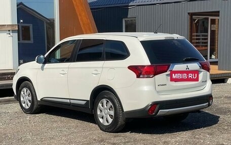 Mitsubishi Outlander III рестайлинг 3, 2015 год, 1 745 000 рублей, 6 фотография