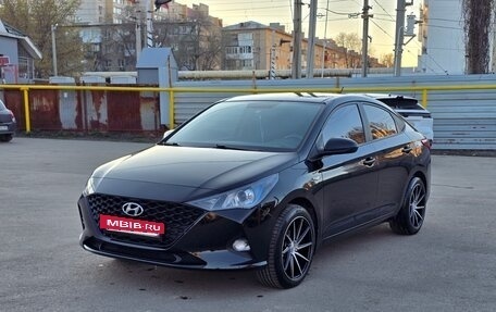 Hyundai Solaris II рестайлинг, 2021 год, 2 000 000 рублей, 2 фотография