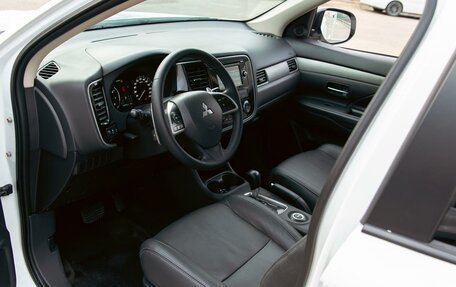 Mitsubishi Outlander III рестайлинг 3, 2014 год, 1 275 000 рублей, 13 фотография