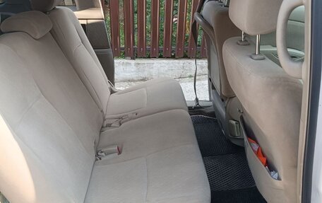 Toyota ISis I, 2010 год, 800 000 рублей, 4 фотография