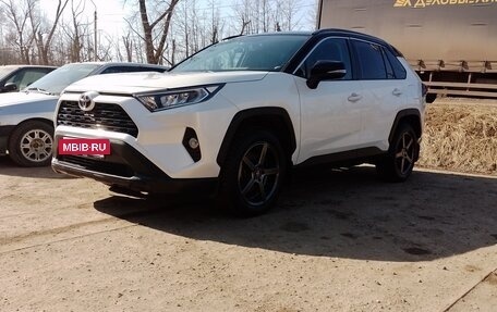Toyota RAV4, 2022 год, 3 820 000 рублей, 10 фотография