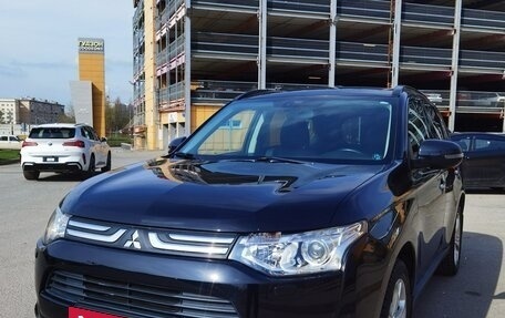 Mitsubishi Outlander III рестайлинг 3, 2013 год, 1 310 000 рублей, 3 фотография
