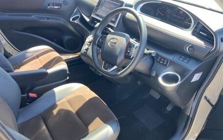 Toyota Sienta II, 2022 год, 1 310 000 рублей, 10 фотография