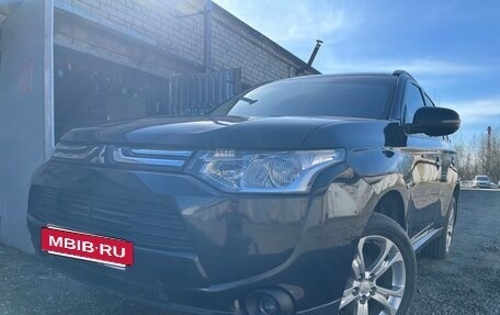 Mitsubishi Outlander III рестайлинг 3, 2013 год, 1 240 000 рублей, 2 фотография