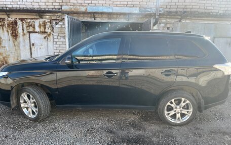 Mitsubishi Outlander III рестайлинг 3, 2013 год, 1 240 000 рублей, 6 фотография