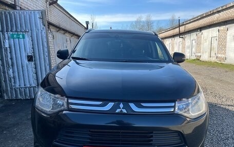 Mitsubishi Outlander III рестайлинг 3, 2013 год, 1 240 000 рублей, 3 фотография