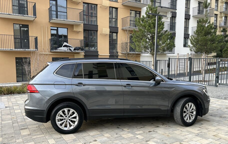 Volkswagen Tiguan II, 2018 год, 2 270 000 рублей, 2 фотография