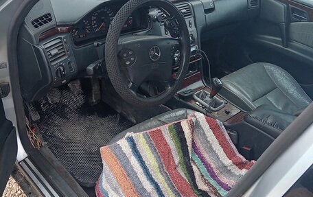 Mercedes-Benz E-Класс, 1996 год, 250 000 рублей, 1 фотография