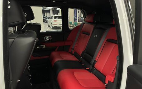 Rolls-Royce Cullinan, 2023 год, 43 000 000 рублей, 13 фотография