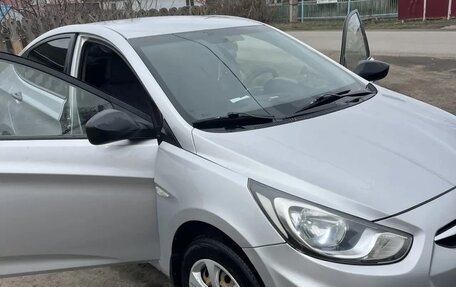 Hyundai Solaris II рестайлинг, 2013 год, 850 000 рублей, 3 фотография