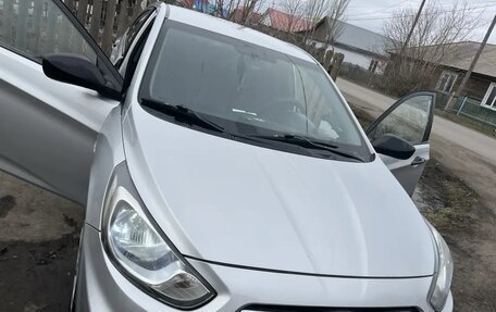 Hyundai Solaris II рестайлинг, 2013 год, 850 000 рублей, 4 фотография