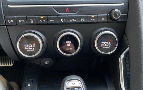 Jaguar E-Pace, 2018 год, 4 100 000 рублей, 13 фотография