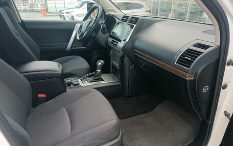 Toyota Land Cruiser Prado 150 рестайлинг 2, 2022 год, 7 350 000 рублей, 11 фотография