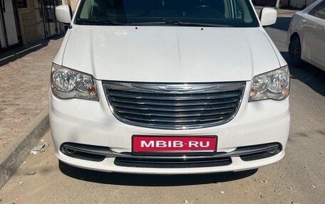 Chrysler Town & Country V рестайлинг, 2016 год, 2 200 000 рублей, 1 фотография