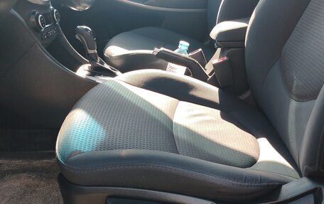 Hyundai Solaris II рестайлинг, 2015 год, 1 300 000 рублей, 6 фотография