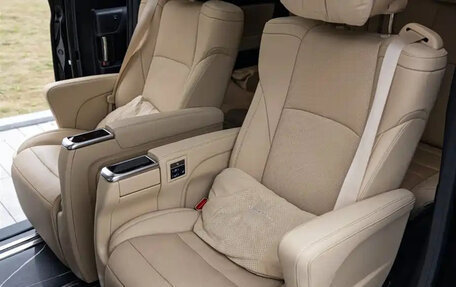 Toyota Alphard, 2024 год, 7 550 000 рублей, 16 фотография