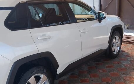 Toyota RAV4, 2021 год, 3 800 000 рублей, 2 фотография