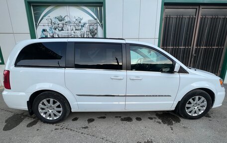 Chrysler Town & Country V рестайлинг, 2016 год, 2 200 000 рублей, 3 фотография