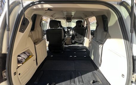 Chrysler Town & Country V рестайлинг, 2016 год, 2 200 000 рублей, 6 фотография