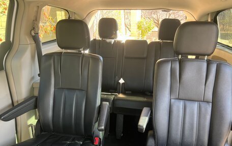 Chrysler Town & Country V рестайлинг, 2016 год, 2 200 000 рублей, 8 фотография