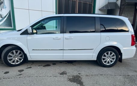 Chrysler Town & Country V рестайлинг, 2016 год, 2 200 000 рублей, 4 фотография