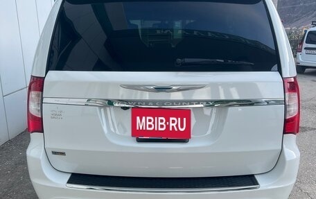 Chrysler Town & Country V рестайлинг, 2016 год, 2 200 000 рублей, 2 фотография