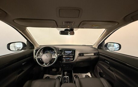 Mitsubishi Outlander III рестайлинг 3, 2018 год, 1 700 000 рублей, 11 фотография