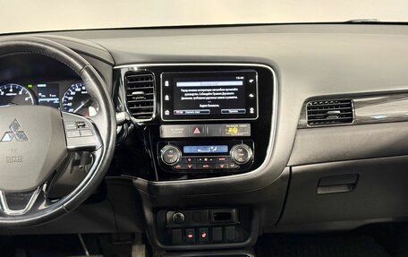 Mitsubishi Outlander III рестайлинг 3, 2018 год, 1 700 000 рублей, 12 фотография