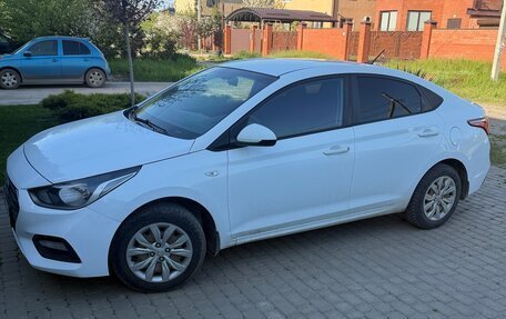 Hyundai Solaris II рестайлинг, 2017 год, 700 000 рублей, 2 фотография