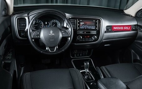 Mitsubishi Outlander III рестайлинг 3, 2018 год, 1 920 000 рублей, 6 фотография