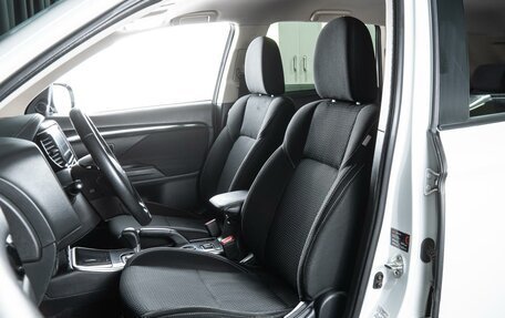 Mitsubishi Outlander III рестайлинг 3, 2018 год, 1 920 000 рублей, 10 фотография