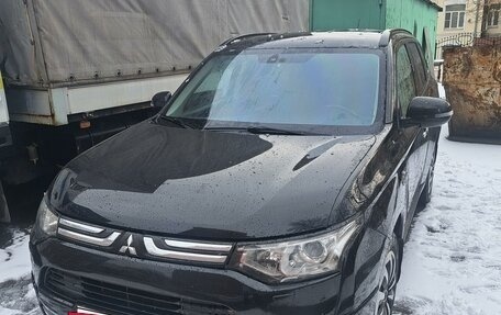 Mitsubishi Outlander III рестайлинг 3, 2013 год, 1 100 000 рублей, 3 фотография