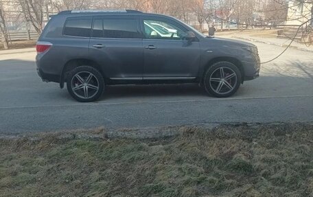 Toyota Highlander III, 2011 год, 1 950 000 рублей, 2 фотография