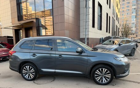 Mitsubishi Outlander III рестайлинг 3, 2019 год, 2 100 000 рублей, 5 фотография