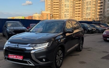 Mitsubishi Outlander III рестайлинг 3, 2019 год, 2 100 000 рублей, 2 фотография