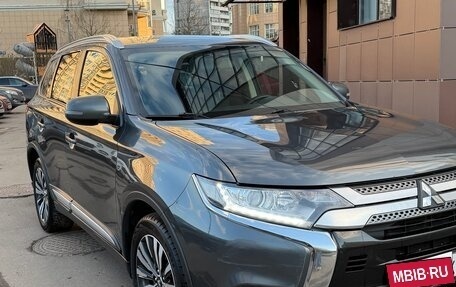 Mitsubishi Outlander III рестайлинг 3, 2019 год, 2 100 000 рублей, 3 фотография