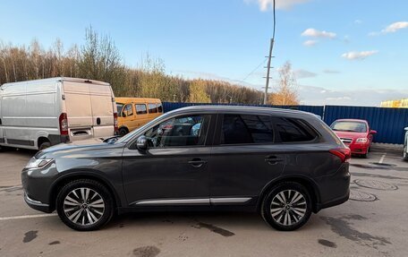 Mitsubishi Outlander III рестайлинг 3, 2019 год, 2 100 000 рублей, 9 фотография