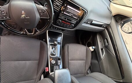 Mitsubishi Outlander III рестайлинг 3, 2019 год, 2 100 000 рублей, 13 фотография