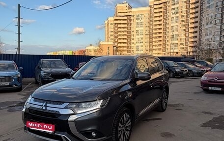 Mitsubishi Outlander III рестайлинг 3, 2019 год, 2 100 000 рублей, 10 фотография